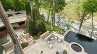 Teras luarnya ada kolam renang tanpa batas dengan pemandangan sungai, serta lapangan tenis dan taman yang luas. Istimewa/CNBC.