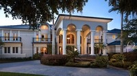Pemain berjuluk Superman ini punya rumah atau mansion mewah tepi danau yang dilengkapi berbagai fasilitas tak biasa seperti misalnya lapangan basket indoor seluas 6.000 kaki persegi. Istimewa/CNBC.