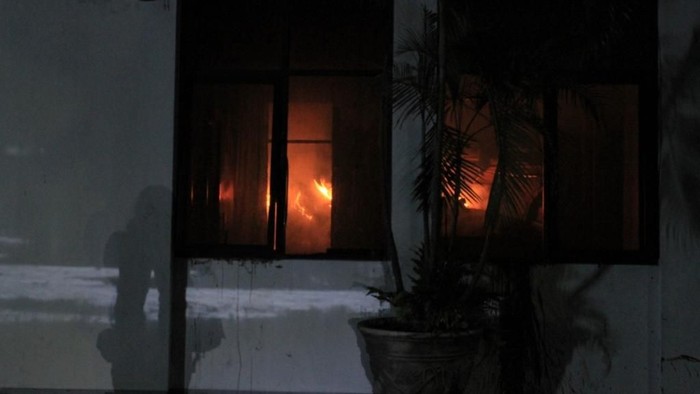 Banyak Bahan Mudah Terbakar, Api di Gudang Cokelat Sulit Dipadamkan