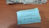 Penampakan kupon retribusi dan sejumlah uang yang disita petugas Polsek Tanah Abang dari para pelaku (Foto: Dok. Istimewa)