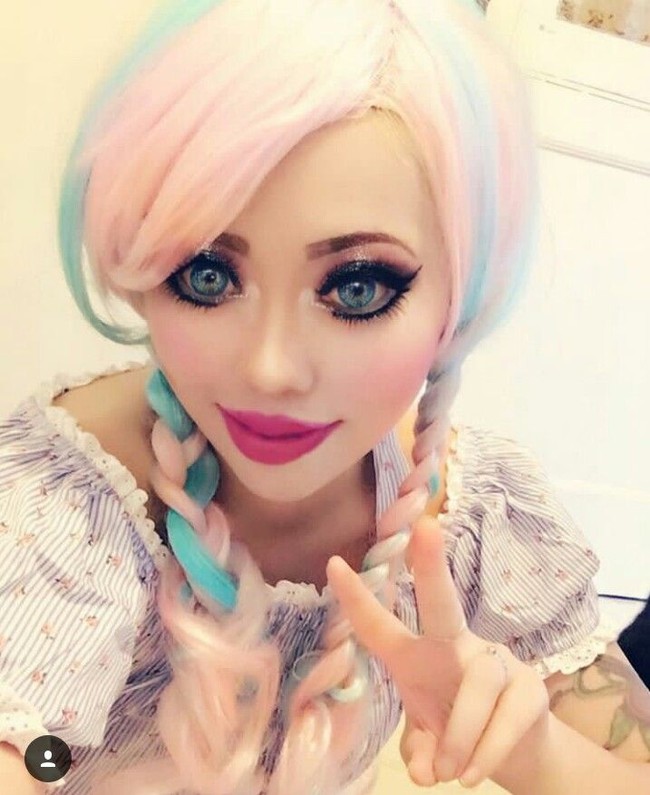 Tak sedikit netizen yang berkomentar negatif tentang penampilan Ophelia. Bukannya dipuji mirip Barbie, Ophelia malah disamakan dengan boneka Annabelle yang menyeramkan. Foto: Dok. Instagram Ophelia Vanity