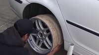 Kesimpulannya, ya, Anda bisa membuat ban dari karet gelang. Tapi, ini tidak bekerja lebih baik dari ban lakban. Saya tidak merekomendasikannya, kata salah seorang pria di video. Foto: Pool (Youtube)