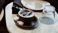 Syuting acara travelling, ketika berada di Australia ia pun mampir mencicip secangkir hot chocolate dengan tambahan marshmallow. Foto: Instagram @marcelldarwin