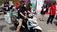 Jonan menjajal Motoris Kemasan saat meninjau kesiapan BBM di SPBU Rest Area Cipali, Sabtu (2/6/2018).