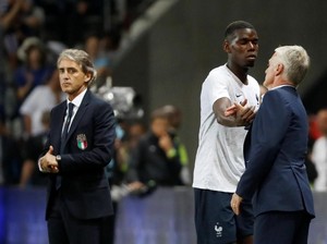 Siulan untuk Paul Pogba