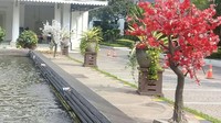 Foto: Pohon imitasi di halaman Gedung Balai Kota berwarna merah dan putih.Fotografer: Sahaya Anisa/detikcom