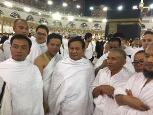 Begini Momen Prabowo dan Amien Rais Bertemu saat Umrah