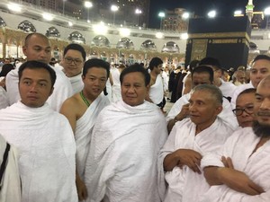 Begini Momen Prabowo dan Amien Rais Bertemu saat Umrah