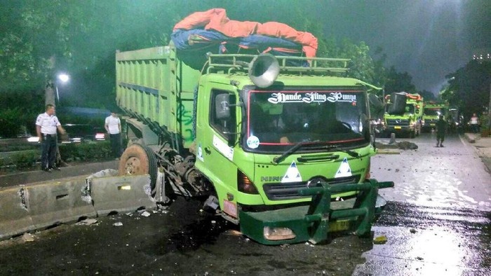 Tabrak Pembatas Jalan di Jakarta Barat, Roda Truk Patah