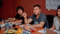 Seperti lagi meeting ya. Bersama rekan-rekannya, pandji asyik membahas sesuatu. Sambil diskusi, sambil ngunyah sepotong roti. Nyam! Foto: instagram @pandji.pragiwaksono