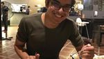 Tampannya Politikus Muda Malaysia, Syed Saddiq Saat Berpose dengan Makanan