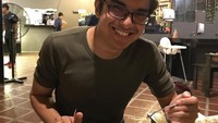 Wah, Syed terlihat senang sekali mendapat dessert yang dibuat salah seorang temannya itu. Kelihatannya enak, ya. Foto: Instagram syedsaddiq