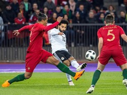 Mohamed Salah pun beradu dengan Cristiano Ronaldo yang juga diandalkan Portugal di laga itu. (Robert Hradil/Getty Images)