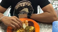 Pemimpin pemuda dari Partai Pribumi Bersatu Malaysia (PPPM) ini baru berusia 25 tahun. Karenanya, wajar saja kalau Syed berpenampilan layaknya milenial pada umumnya. Lihat saja gayanya saat melahap sepiring nasi ayam lemak ini. Ia lebih memilih untuk makan dengan tangan langsung. Foto: Instagram syedsaddiq