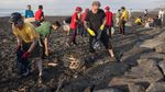 Aksi Bersih-bersih Pantai Jelang Hari Lingkungan Hidup Sedunia