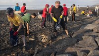 Sampah memang menjadi persoalan yang tidak dapat dianggap remeh bagi banyak destinasi wisata di Bali, khususnya di pantai. Aksi ini menjadi salah satu cara untuk meningkatkan kesadaran tidak membuang sampah sembarangan dan menjaga lingkungan, karena sampah hanya akan membuat daerah di sekitar pantai menjadi kumuh dan tidak nyaman untuk dikunjungi.  Antara Foto/Nyoman Budhiana.