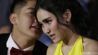 Boy William dengan Ayu Ting Ting, pemain utama film tersebut. Foto: Palevi S/detikHOT