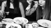 Bersama sang kakak, Gigi Hadid. Bella dan Gigi kompak menyantap lembutnya pasta, dengan pose cantik mereka. Lengkap dengan segelas soda. Foto: Instagram @bellahadid