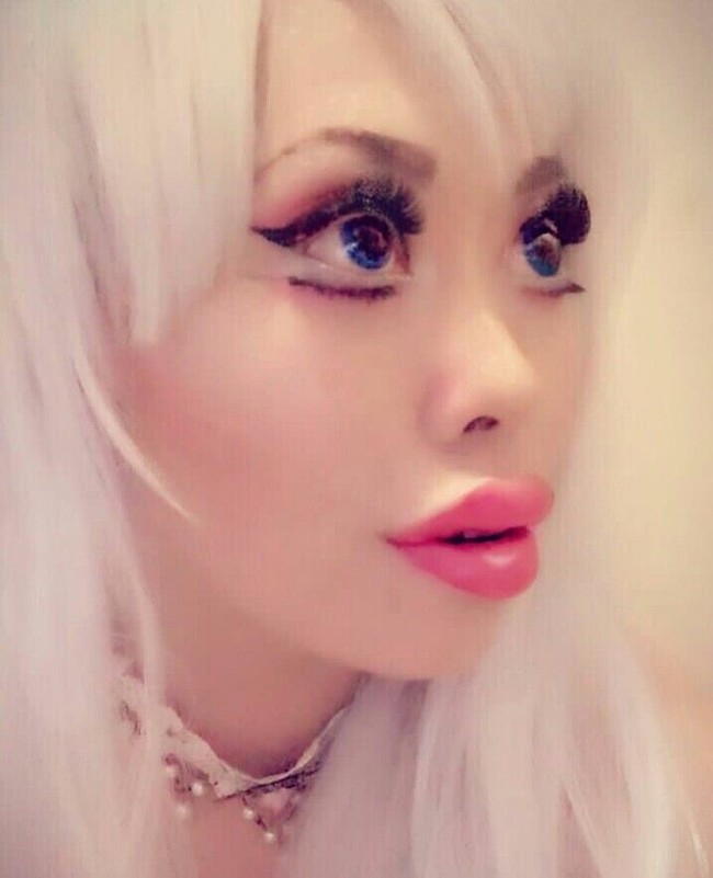 Wanita yang berprofesi sebagai model itu mengaku sejak kecil kerap mendapatkan bully-an karena bermata sipit. Tapi keputusannya untuk memperbesar matanya juga dianggap berlebihan. Foto: Dok. Instagram Ophelia Vanity