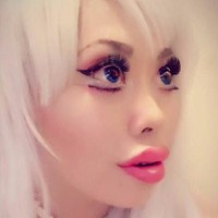 Wanita yang berprofesi sebagai model itu mengaku sejak kecil kerap mendapatkan bully-an karena bermata sipit. Tapi keputusannya untuk memperbesar matanya juga dianggap berlebihan. Foto: Dok. Instagram Ophelia Vanity