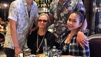 Ada di salah satu mall di Jakarta. Marcell dan keluarga pun rayakan Natal bersama. Foto: Instagram @marcelldarwin