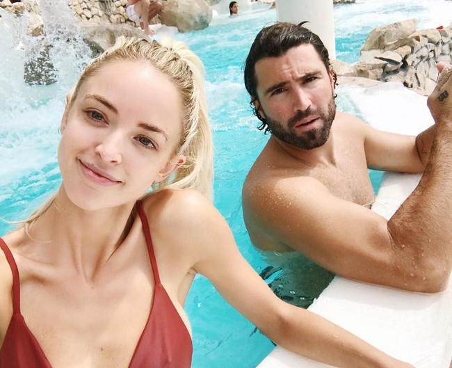 Meskipun kedua adiknya dan ayahnya, Bruce Jenner (kini telah menjadi Caitlynn Jenner) tak hadir, Brody Jenner tetap bahagia karena pernikahannya disaksikan langsung oleh ibunya Linda Thompson. Linda pun sudah sangat dekat dengan Kaitlynn. Foto: Dok. Instagram