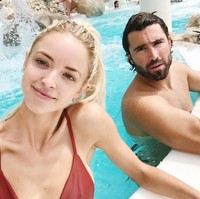 Meskipun kedua adiknya dan ayahnya, Bruce Jenner (kini telah menjadi Caitlynn Jenner) tak hadir, Brody Jenner tetap bahagia karena pernikahannya disaksikan langsung oleh ibunya Linda Thompson. Linda pun sudah sangat dekat dengan Kaitlynn. Foto: Dok. Instagram