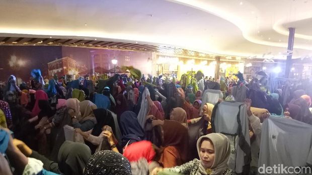 Gembiranya 700 Kaum Dhuafa Dapat Mukena untuk Lebaran