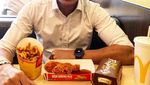 Tampannya Politikus Muda Malaysia, Syed Saddiq Saat Berpose dengan Makanan