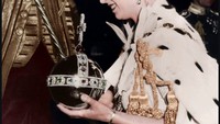 Ratu Elizabeth II membawa orb dan tongkat setelah proses Penobatan Ratu Inggris selesai dilaksanakan. Selanjutnya Ratu Elizabeth II kembali ke Istana Buckingham setelah upacara. Print Collector/Print Collector/Getty Images.