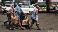 Para pemudik berdatangan ke Terminal Tanjung Priok, Jakarta Utara, Sabtu (2/6/2018).