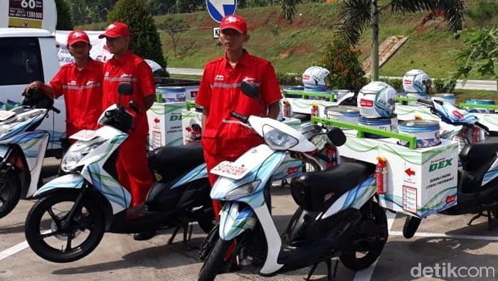 Menteri ESDM Ignasius Jonan menjajal Motoris Kemasan yang menjadi salah satu inovasi pelayanan milik Pertamina saat musim mudik, Sabtu (2/6/2018). Jonan menjajal motor itu di SPBU Rest Area Cipali.