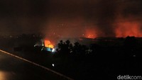 Api menyala di beberapa titik.