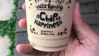 Bukan kopi hitam, kali ini Pandji menikmati es kopi susu kekinian. Katanya brand kopi yang ia minum ini bukan hanya jualan kopi tapi juga mengajak berdonasi. Wah inspiratif ya! Foto: instagram @pandji.pragiwaksono