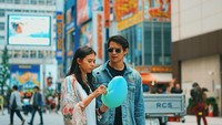 Main film baru, Marcell Darwin dan Yuki Kato terlihat berdua di Jepang. Dipasangkan jadi sepasang kekasih di film Nikah Yuk, Yuki Kato terlihat asyik menikmatu cotton candy berwarna biru bersama Marcell.Foto: Instagram @marcelldarwin
