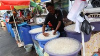 Pedagang menjual kolang kaling di kawasan Pasar Tanah Abang, Jakarta Pusat, Sabtu (2/6/2018).