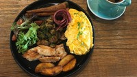 Mau lihat menu sarapannya Pandji? Ini dia sepiring lengkap mulai telur dadar, sosis panggang, kentang, panggang hingga salad. Minumnya segelas kopi. Foto: instagram @pandji.pragiwaksono