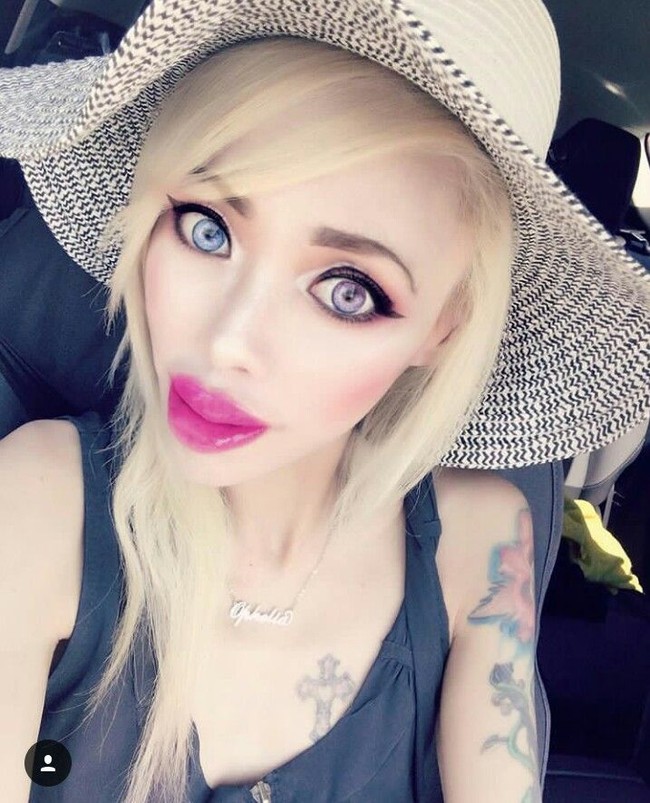 Wanita keturunan China ini selalu tak percaya diri dengan penampilan matanya yang sipit. Wanita bernama Ophelia Vanity itu pun melakukan operasi mata agar tampilannya belo bak Barbie. Foto: Dok. Instagram Ophelia Vanity