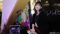 Gisel tampil dengan baju hitam dan rok bergaris saat menghadiri acara di Kuningan City, Jakarta Selatan. Foto: Hanif/detikHOT