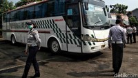 Petugas Dinas Perhubungan disiagakan di terminal.