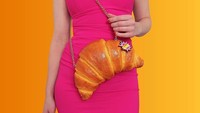 Mendapatkan inspirasi dari makanan, Rommy De Bommy, desainer aksesori dari Belanda ciptakan kreasi tas dengan bentuk makanan. Seperti croissant yang mirip dengan aslinya.Foto: Instagram @rommydebommy