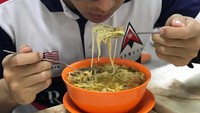  Ini juga salah satu makanan favorit Syed. Namanya bihun sup. Kedai yang berada di wilayah Pasir Gudang ini merupakan tempat makan favoritnya. Foto: Instagram syedsaddiq