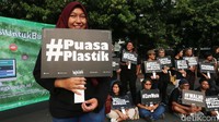 Dalam aksinya Walhi menyuarakan puasa plastik untuk bumi.