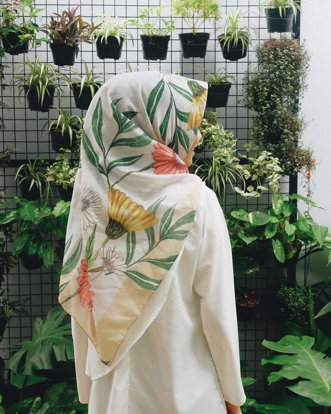 Brand lokal lainnya yang membuat corak scarf menggunakan car air adalah Tropis. Scarf bertajuk ‘growing’ ini memiliki paduan warna cerah yang cocok dipakai di Hari Raya. Scarf berbahan voile ini dibandrol seharga Rp 249 ribu. Foto: Dok. Instagram