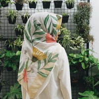 Brand lokal lainnya yang membuat corak scarf menggunakan car air adalah Tropis. Scarf bertajuk ‘growing’ ini memiliki paduan warna cerah yang cocok dipakai di Hari Raya. Scarf berbahan voile ini dibandrol seharga Rp 249 ribu. Foto: Dok. Instagram