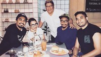 Senang sekali ngobrol dengan orang2 kreatif seperti mereka ...... Love you all. Tulis Ruth ketika makan malam bareng dengan Glenn Fredly. Foto: Instagram @mamauthe