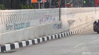 Duh! Underpass Mampang-Kuningan Dikotori Coretan 'SOTR'