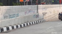 Hingga pukul 09.10 WIB, coretan belum dibersihkan.