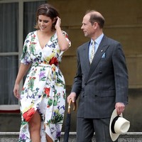 Wanita di kerajaan Inggris diatur busananya agar selalu tertutup dan sopan. Namun Eugenie justru memilih gaun dengan belahan dada rendah dan slit tinggi untuk merayakan penghargaan dari Duke of Edinburgh di Istana Buckingham. Gaun musim panas ini datang dari label Alice + Olivia seharga US$ 440 atau Rp 6 juta. Foto: Dok. Getty Images