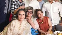 Bersama dengan teman-teman terdekatnya, Ruth hadir dalam acara buka puasa bersama. Foto: Instagram @mamauthe